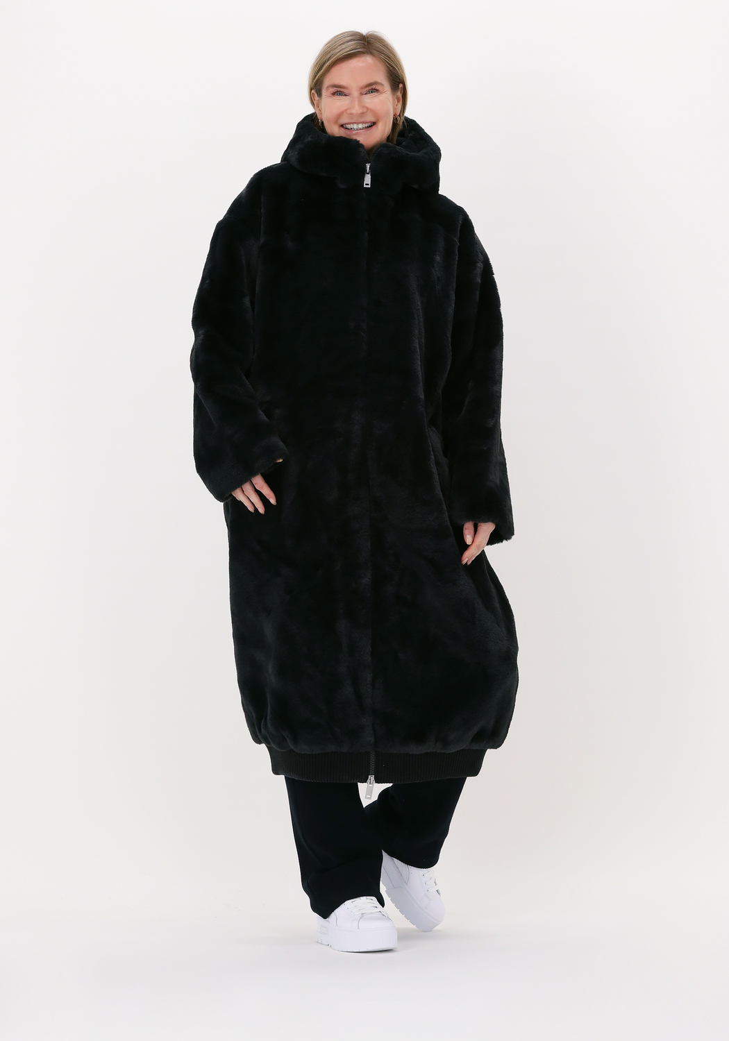 W KOKO OVERSIZED FAUX FUR COAT | Omoda